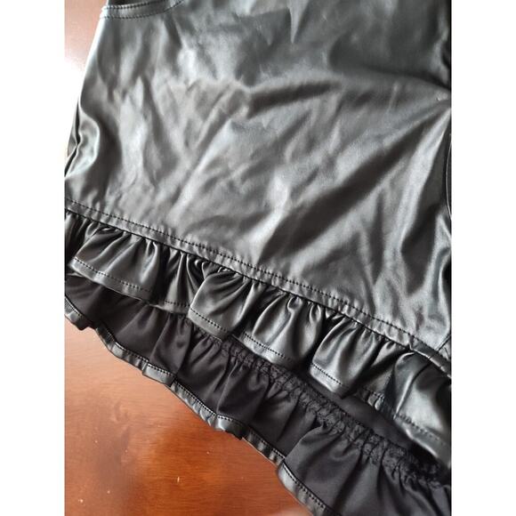 Day & Moon Black Faux Leather Shorts Size Medium - Picture 2 of 5